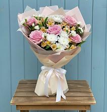 Букет цветов из:  Гвоздики, Орхидеи и Розы в Первомайском Карачаево-Черкесской республики