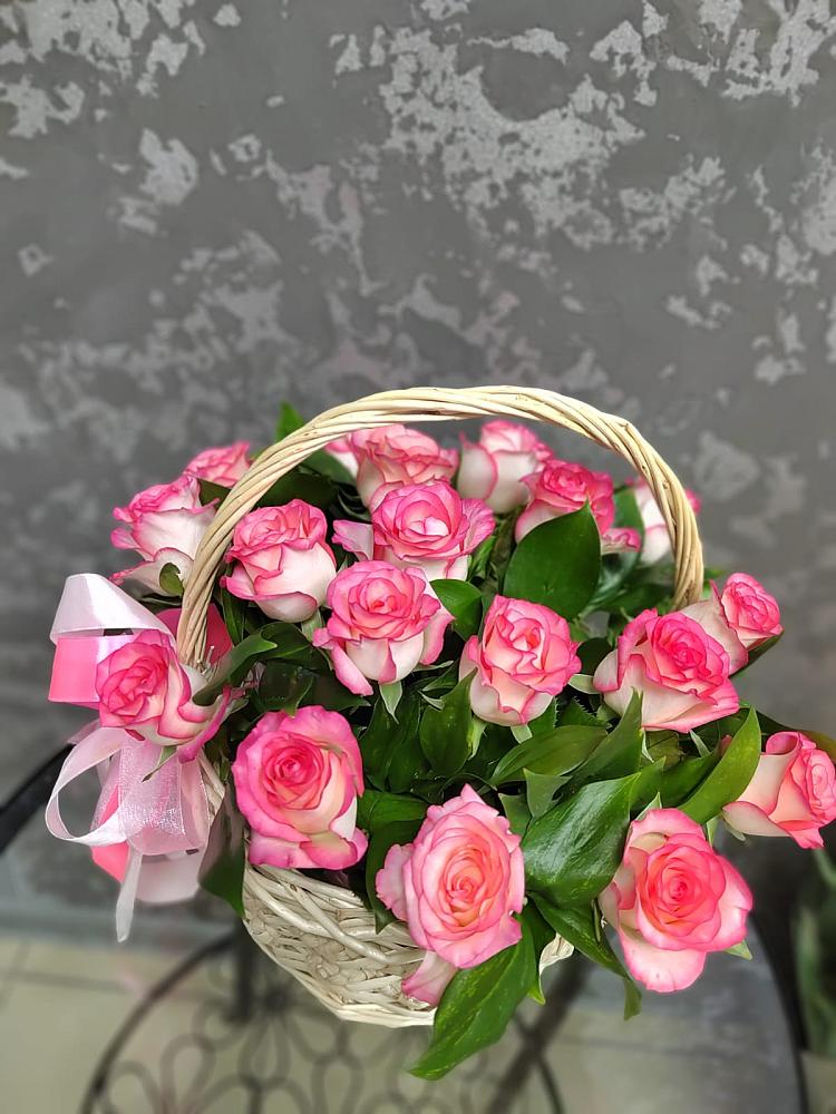 Цветочная композиция из Розы в корзине в Первомайском Карачаево-Черкесской республики