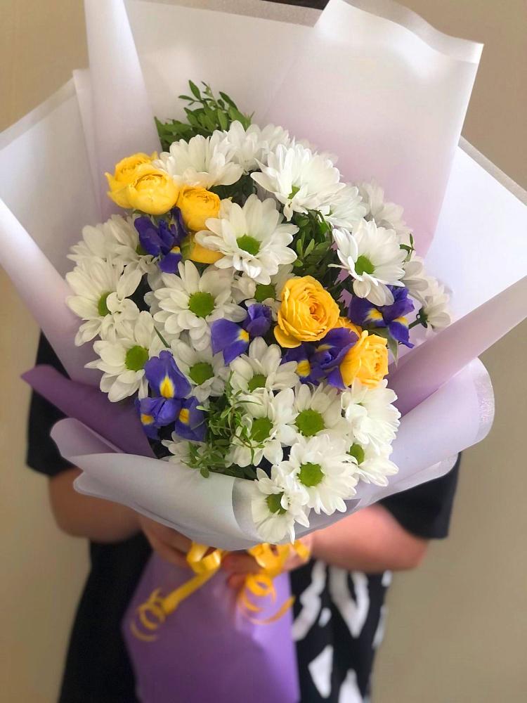 Букет цветов из: Ирисы, Хризантемы и Розы в Первомайском Карачаево-Черкесской республики