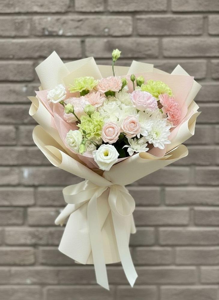 Букет цветов из: Гвоздики, Розы, Лизиантусы и Хризантемы в Первомайском Карачаево-Черкесской республики