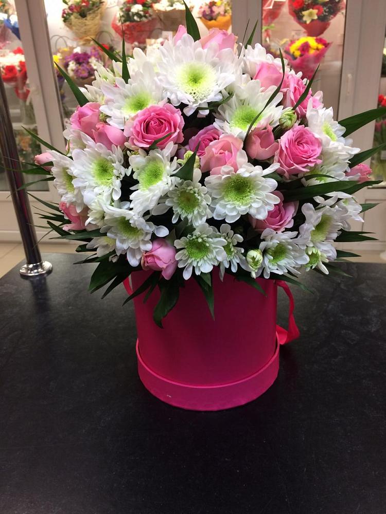 Цветочная композиция из Розы и Хризантемы в шляпной коробке в Первомайском Карачаево-Черкесской республики