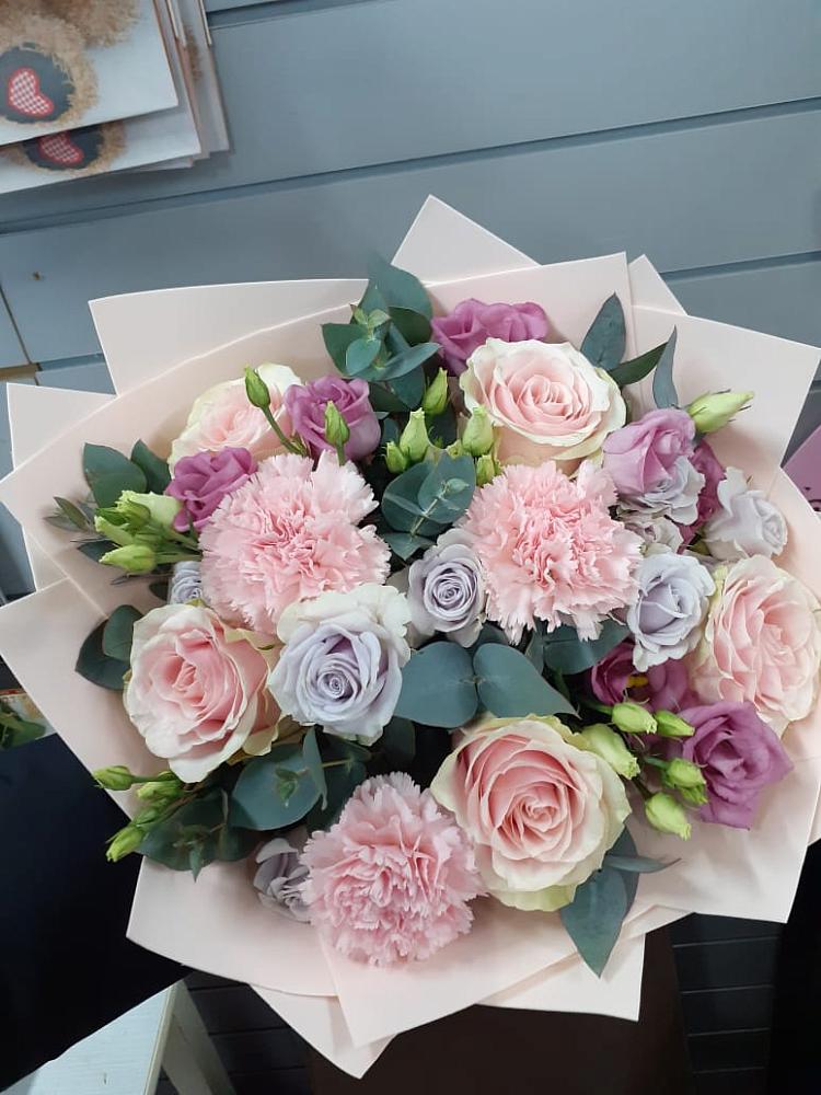 Букет цветов из: Розы, Гвоздики и Лизиантусы в Первомайском Карачаево-Черкесской республики